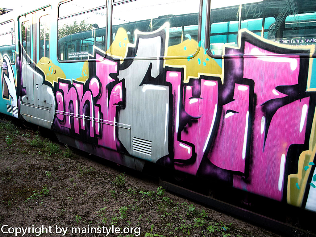 Frankfurt_Graffiti_U-Bahn_Straßenbahn_2010-2013-1249